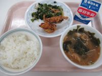 鶏のから揚げ　ごま和え　みそ汁