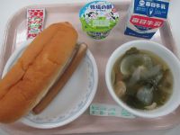 コッペパン　ボイルウインナー　中華スープ　ヨーグルト