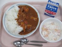 カレーライス　フルーツヨーグルト