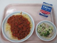 ミートソーススパゲティ　ブロッコリーのサラダ
