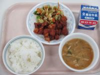 マグロのケチャップ煮　塩昆布和え　みそ汁