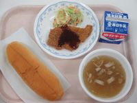 コッペパン　なまずのフライ　千切り野菜のサラダ　オニオンスープ