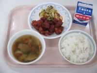 マグロのケチャップ煮　塩昆布和え　けんちん汁