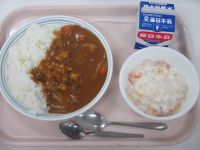 カレーライス　フルーツヨーグルト