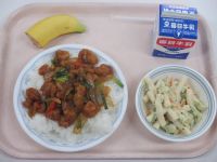 トリニータ丼　マカロニサラダ　バナナ