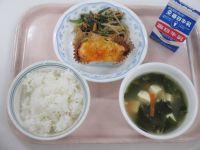 鮭のマヨネーズ焼き　ごま和え　わかめスープ