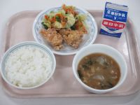 鶏のから揚げ　ツナあえ　みそ汁
