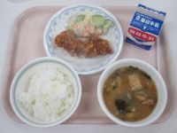 鶏のから揚げ　ポテトサラダ　みそ汁