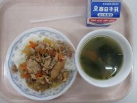 肉どんぶり　わかめスープ
