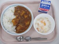 カレーライス　フルーツヨーグルト