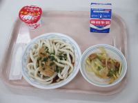 冷やしきつねうどん　ウインナーのかき揚げ　ヨーグルト