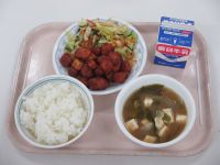 マグロのケチャップ煮　塩昆布和え　みそ汁