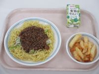 ジャージャー麺　フライドポテト　白ぶどうジュース