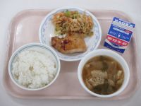 鶏肉の照り焼き　梅おかかあえ　みそ汁