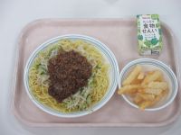 ジャージャー麺　フライドポテト　白ぶどうジュース