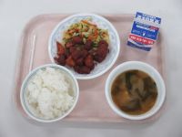 まぐろのケチャップ煮　塩昆布和え　みそ汁