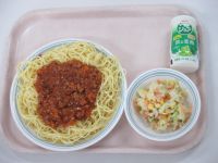 ミートソーススパゲティ　ツナサラダ　マスカットジョア