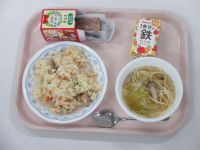 チキンピラフ　スープスパゲッティ　アップルキャロットジュース　クリスマスチョコケーキ