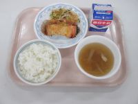 鮭のマヨネーズ焼き　ナムル　オニオンスープ　　※今日の給食は６－１が家庭科の授業で考えた献立を参考にして作成しています。