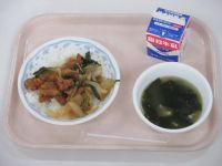 トリニータ丼　わかめスープ