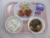 鶏肉のから揚げ　ポテトサラダ　みそ汁　※今日の給食は６－２が家庭科の授業で考えた献立を参考にして作成しています。