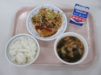 とりにくの照り焼き　梅おかか和え　みそしる