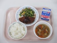 ブリのフライ　いんげんソテー　けんちん汁