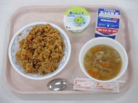 カレーピラフ　キャベツのスープ　青りんごゼリー