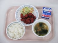 まぐろのケチャップ煮　コールスローサラダ　わかめスープ