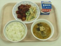 マグロとポテトのケチャップ煮・マカロニサラダ・みそ汁