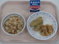 鳥ごぼうご飯・梅おかか和え・ちくわの磯辺揚げ