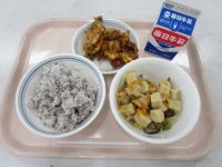 ゆかりご飯・高野豆腐の煮物・ウインナーのかきあげ