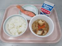 鮭の塩焼き・厚揚げとキャベツの煮物