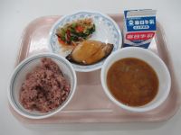 赤飯・ぶりの照り焼き・おかか和え・みそ汁