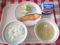 ごはん・牛乳・鮭の塩焼き・ポテトサラダ・きゃべつのみそ汁
