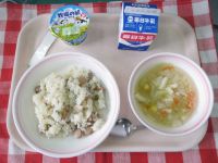 ウインナーピラフ・野菜スープ・ヨーグルト