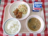 ごはん・牛乳・とりにくのレモン揚げ・マカロニサラダ・玉ねぎのみそ汁