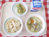 たけのこごはん・牛乳・かやくうどん・ちくわのいそべあげ