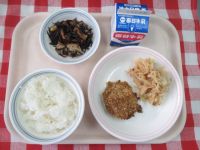 ごはん・牛乳・とりにくのパン粉焼き・ひじきの煮物・うめおかかあえ