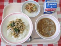 三色ごはん・牛乳・ウインナーのかき揚げ・キャベツのみそ汁