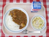 カレーライス・牛乳・コーンサラダ・ヨーグルト