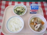 ごはん・牛乳・おでん風煮・ポパイサラダ