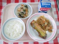 ごはん・牛乳・鮭のマヨネーズ焼き・春雨の炒め物・和風サラダ
