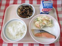 ごはん・牛乳・鮭の塩焼き・ポテトサラダ・大豆の磯に