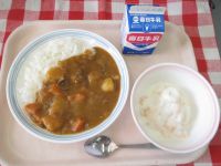 カレーライス・牛乳・フルーツヨーグルト