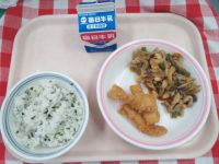 わかめごはん・牛乳・いかのサラサ揚げ・五目きんぴら