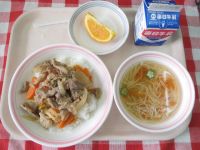 やきにくどんぶり・牛乳・七夕そうめん汁・オレンジ