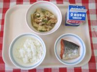 ごはん・牛乳・鮭の塩焼き・ちくわの煮物