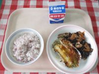 うめごはん・牛乳・ちくわのホイル焼き・ひじきの煮物
