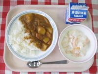 カレーライス・牛乳・フルーツヨーグルト